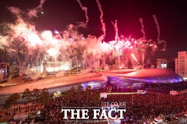 서울을 대표하는 랜드마크로 자리매김한 동대문디자인플라자(DDP)의 누적 방문객이 1억명을 넘어섰다. '2023 서울라이트 DDP 겨울' 진행 모습. /서울시