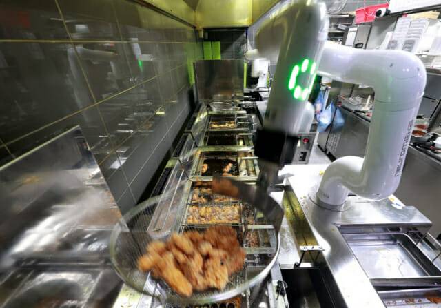 교촌에프앤비가 지난 1월 가맹점에 조리로봇 시범 운영을 시작했다. 사진은 교촌치킨 다산신도시1호점에 도입된 조리로봇이 튀김 및 성형작업을 선보이는 모습 (사진=교촌에프앤비)