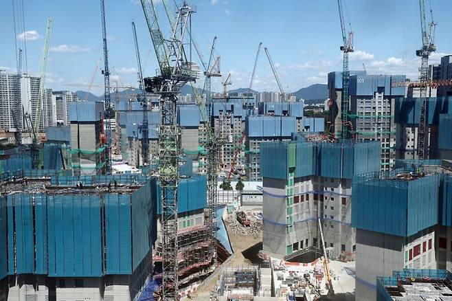 서울의 한 아파트 재건축 현장 모습. [사진출처=연합뉴스]