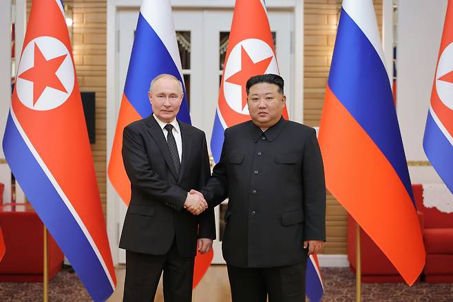 블라디미르 푸틴 러시아 대통령과 김정은 북한 국무위원장이 지난 19일 평양에서 만나 악수하고 있다. /노동신문 뉴스1
