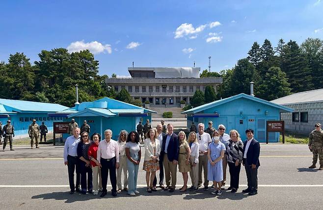 미국 전직 연방 상·하원의원협회(FMC) 소속 전 하원 의원 7명이 6·25전쟁 74주년 기념일인 25일 경기 파주시 비무장지대(DMZ)와 판문점 공동경비구역(JSA)을 방문한 모습. /연합뉴스