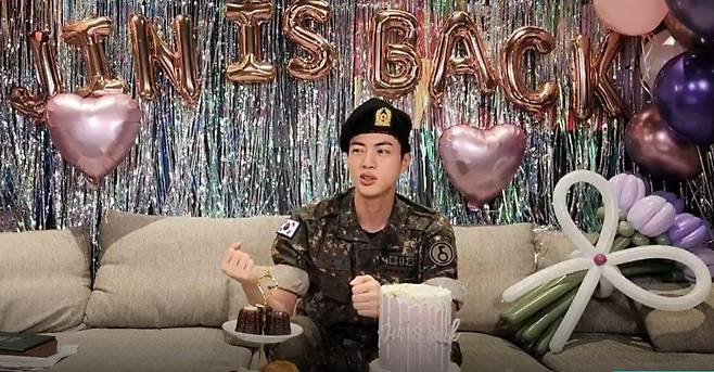 BTS 맏형 진이 지난 12일 전역한 뒤 위버스 라이브를 통해 19분간 팬들과 만났다. 211개국에서 350만회 이상 콘텐츠가 재생됐다. /위버스 캡처