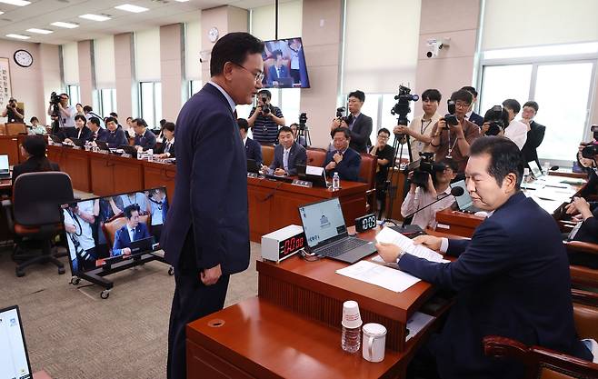 국민의힘 유상범(왼쪽) 의원이 25일 오전 국회에서 열린 '공영방송지배구조 개선법'(방송3법)을 상정해 심의하는 법제사법위원회 전체회의에 참석해 더불어민주당 소속 정청래 위원장(오른쪽)에게 진행 등과 관련해 항의하고 있다. /연합뉴스