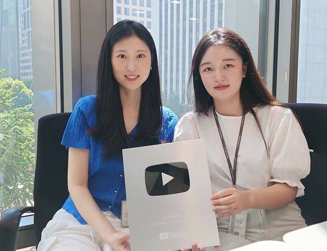 서혜인(오른쪽) KB손해보험 브랜드전략팀 책임와 양희영(왼쪽) 주임이 KB손해보험 유튜브 실버 버튼을 들고 기념사진을 찍고 있다. ⓒKB손해보험