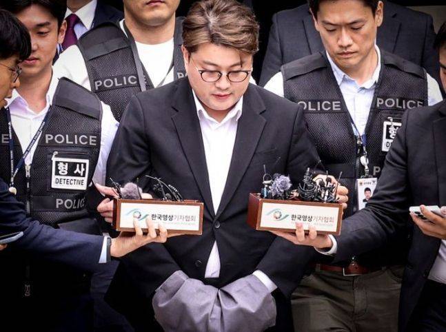 가수 김호중 씨 지난달 24일 구속 전 피의자 심문을 마치고 서울 서초구 서울중앙지법을 나와 호송차로 향하고 있다. ⓒ데일리안 방규현 기자