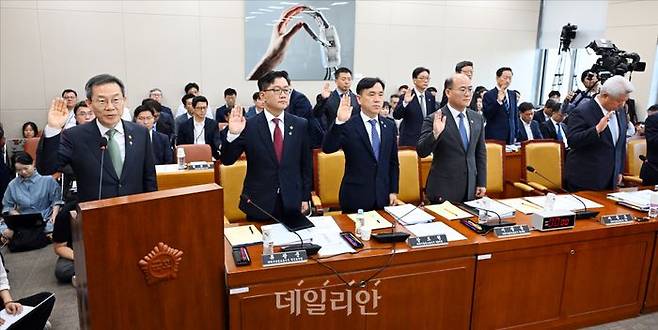 이종호 과학기술정보통신부 장관(왼쪽)이 25일 국회 과학기술정보방송통신위원회(과방위) 전체회의에서 선서를 하고 있다. ⓒ데일리안 홍금표 기자
