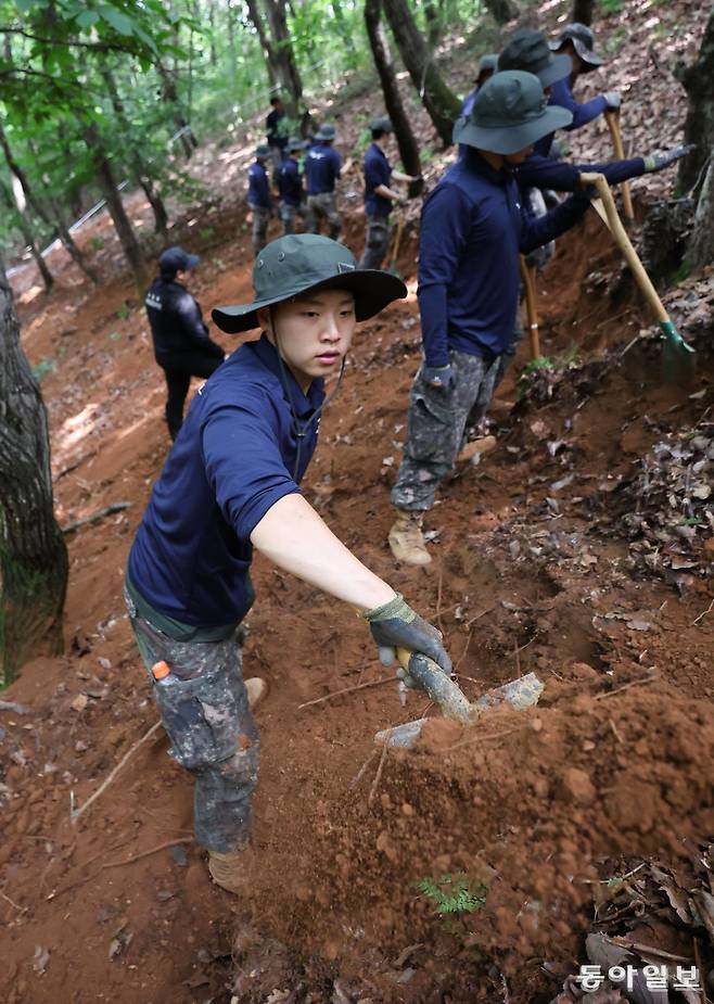 9사단 장병들이 유해 발굴 작전 지역에서 흙을 퍼내고 있다. 파주=박형기 기자 oneshot@donga.com