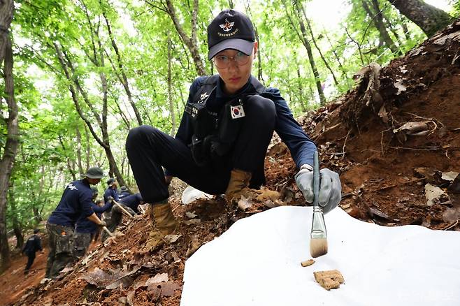 유해발굴기록병 이준하 상병이 이날 현장에서 발견된 모신나강 소총 탄두와 탄피를 정리하고 있다. 파주=박형기 기자 oneshot@donga.com