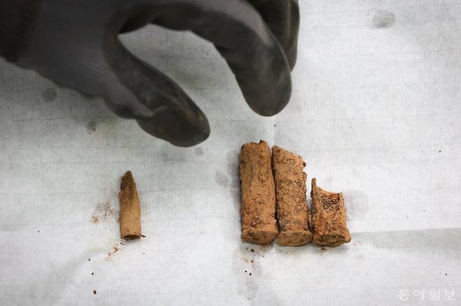 이날 현장에서 발견된 모신나강  소총 탄두와 탄피. 파주=박형기 기자 oneshot@donga.com