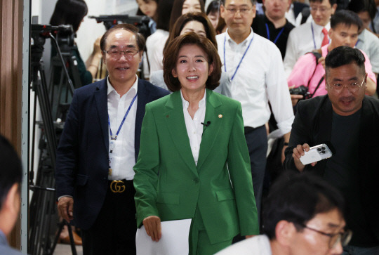 나경원 국민의힘 의원이 23일 국회에서 당 대표 출마선언을 위해 입장하고 있다. 연합뉴스