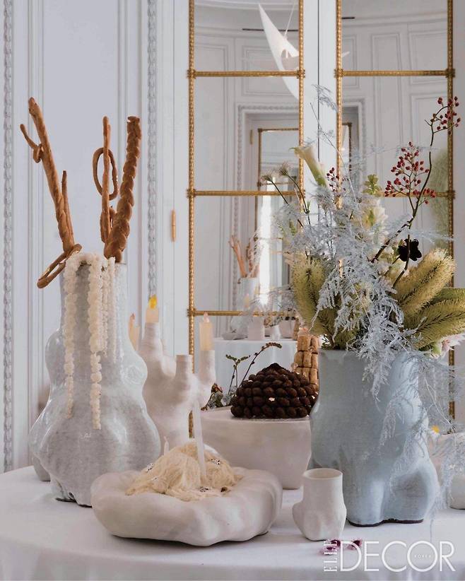 레바논 도예가 작가 수라야 하다드(Souraya Haddad)의 도자기를 조명한 케이터링.