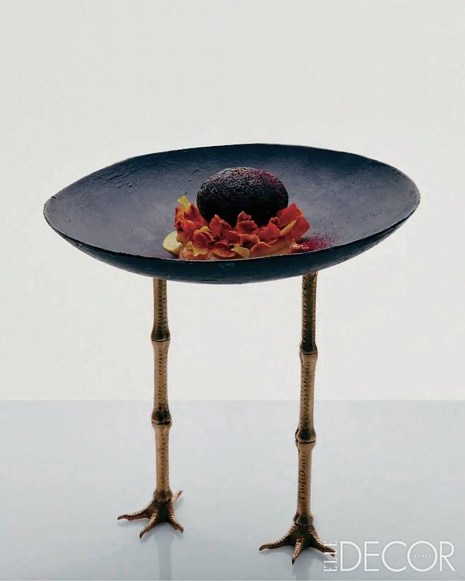 로에베와 스튜디오 지브리의 컬래버레이션을 기념하는 팝업 레스토랑을 위한 메뉴 ‘파이어 번(Fire bun)’. 〈하울의 움직이는 성〉에서 영감을 받은 식기 역시 발보스테에서 제작했다.