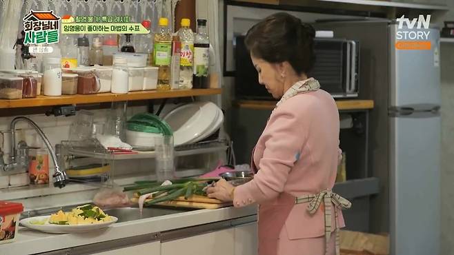 아줌마 메뉴 바꿔도 돼죠? 된장찌개랑 제육 말고 물냉면 2개로 바꿔주세요