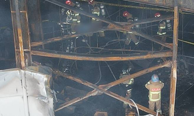 24일 경기도 화성시 서신면 소재 일차전지 제조업체 공장 화재 현장에서 소방관들이 시신을 수습하고 있다. 연합뉴스