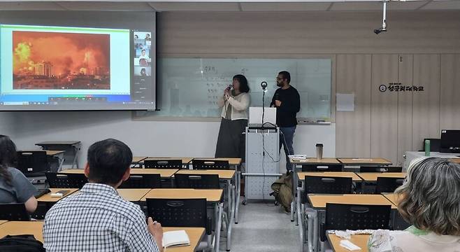 팔레스타인 청년이 종강수업에서 강의하는 모습. 필자 제공