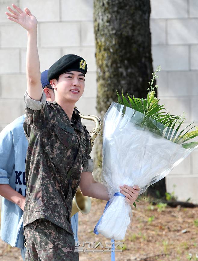 그룹 방탄소년단 멤버 진(김석진)이 12일 오전 군복무를 마치고 만기 전역했다. 경기도 연천군 5사단 신병교육대에서 전역을 마친 진이 마중나온 BTS멤버들과 이동하며 손을 흔들고 있다. 연천=김민규 기자 mgkim1@edaily.co.kr /2024.06.12/