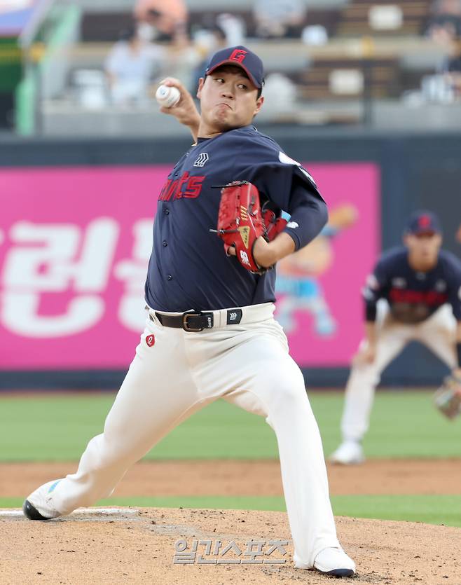 19일 오후 수원 KT위즈파크에서 열린 프로야구 롯데 와 KT 경기. 롯데 선발 나균안이 역투하고있다. 수원=정시종 기자 capa@edaily.co.kr /2024.06.19.