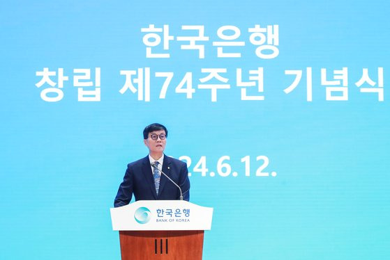이창용 한국은행 총재는 지난 12일 오전 서울 중구 한국은행에서 열린 한국은행 창립 제74주년 기념식에서“법적 권한이나 이해관계에서 자유로운 한국은행이 더 중립적으로 분석하고 장기적 시각에서 해결 방안을 제시할 수 있다”고 발언했다. 뉴스1