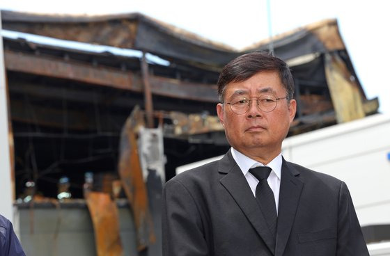 25일 오후 경기 화성 서신면 리튬전지 공장 아리셀에서 모회사 에스코넥의 박순관 대표가 공식 사과문을 낭독한 뒤 취재진의 질문을 받고 있다. 경찰은 이날 박 대표를 업무상과실치사상 등 혐의로 입건했다. 연합뉴스