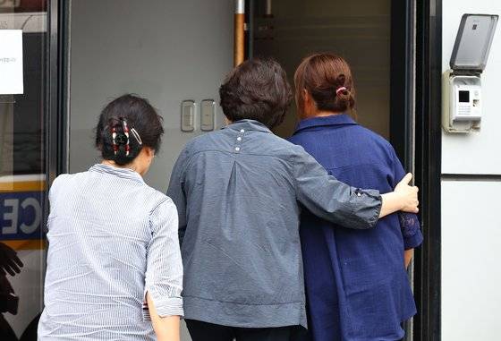 25일 경기 화성 서신면 리튬전지 공장 화재 현장에 유가족들이 도착하고 있다. 연합뉴스