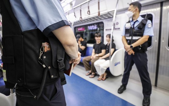 서울교통공사 지하철보안관들이 21일 오후 서울 지하철 1호선 열차 내부를 순찰하고 있다. 뉴스1