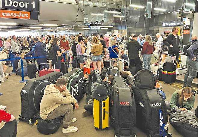 지난 23일 영국 맨체스터 국제공항에서 대규모 정전이 발생했다. 상당수 항공편 출발이 지연되고 일부 항공편은 아예 결항했다. 지친 승객들이 하염없이 비행기를 기다리고 있다.  로이터연합뉴스