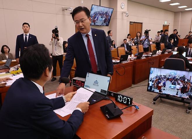 국민의힘 유상범 의원(왼쪽)과 정청래 법제사법위원장이 25일 국회에서  열린 법사위 전체회의에서 일정변경 등을 놓고 마찰을 빚고 있다. 연합뉴스