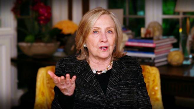 힐러리 클린턴 전 미국 국무장관이 지난 11일 경향신문과 영상 대담을 하며 위기에 처한 민주주의에 대해 설명하고 있다. 힐러리 클린턴 제공