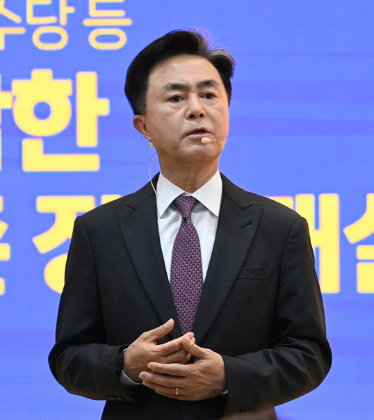 김태흠 충남지사가 저출산 문제 해결을 위한 충남형 풀케어 돌봄정책을 발표하면서 저출산대책위원회를 재정비하고 도가 할 부분을 찾아 대책을 마련하겠다고 강조했다.