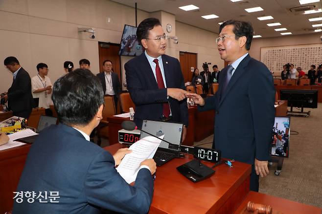 설왕설래 국회 법제사법위원회 국민의힘 간사로 내정된 유상범 의원(가운데)과 민주당 간사인 김승원 의원(오른쪽)이 25일 열린 법사위 전체회의를 주재하는 정청래 위원장 앞에서 설전을 벌이고 있다. 박민규 선임기자 parkyu@kyunghyang.com