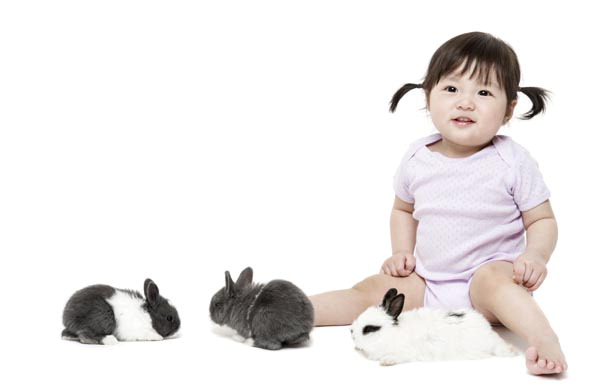 정부가 지난 19일 인구 국가비상사태를 선포하고 저출생 대책을 내놓았다. 사진은 토끼와 놀고 있는 어린이 모습.