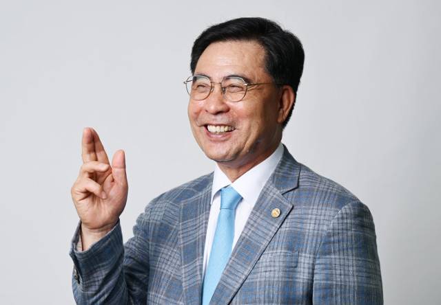 김종복 풍진의료재단 이사장이 지난 20일 국민일보 스튜디오에서 종합건강검진 서비스를 개시한 스마트허브병원의 비전을 소개하고 있다. 김 이사장은 “믿음의 기업이면서 선한 사마리아인 같은 병원이 되도록 하겠다”고 밝혔다. 서영희 기자
