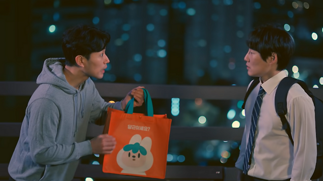 당근마켓을 통해 거래하는 모습. [사진 출처=당근 공식 유튜브]