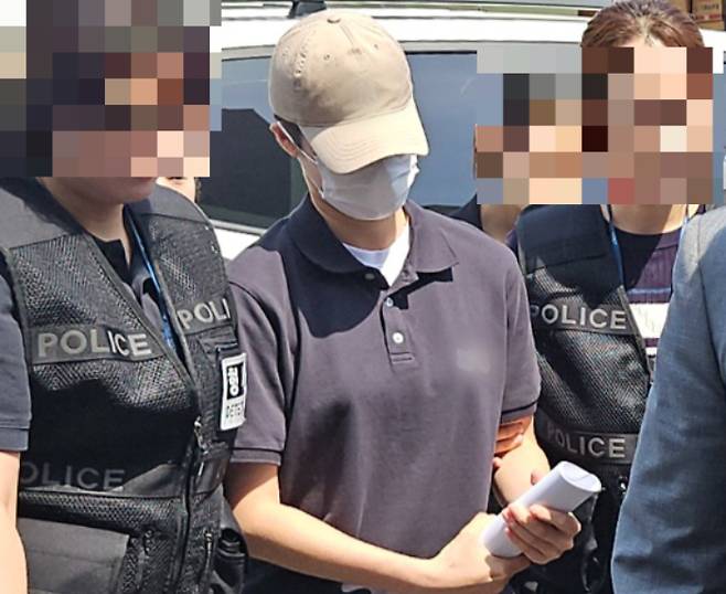 (춘천=뉴스1) 이종재 기자 = 육군 12사단 '훈련병 사망' 사건과 관련해 규정을 어긴 군기훈련(얼차려)을 지시한 혐의를 받는 중대장이 21일 강원도 춘천지법에서 열린 영장실질심사(구속 전 피의자 심문)에 출석하고 있다. 2024.6.21/뉴스1  Copyright (C) 뉴스1. All rights reserved. 무단 전재 및 재배포,  AI학습 이용 금지. /사진=(춘천=뉴스1) 이종재 기자