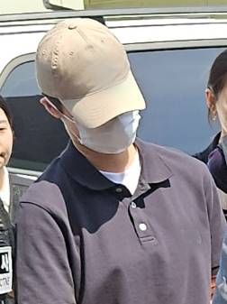 (춘천=뉴스1) 이종재 기자 = 육군 12사단 '훈련병 사망' 사건과 관련해 규정을 어긴 군기훈련(얼차려)을 지시한 혐의를 받는 부중대장이 21일 강원도 춘천지법에서 열린 영장실질심사(구속 전 피의자 심문)에 출석하고 있다. 2024.6.21/뉴스1  Copyright (C) 뉴스1. All rights reserved. 무단 전재 및 재배포,  AI학습 이용 금지. /사진=(춘천=뉴스1) 이종재 기자