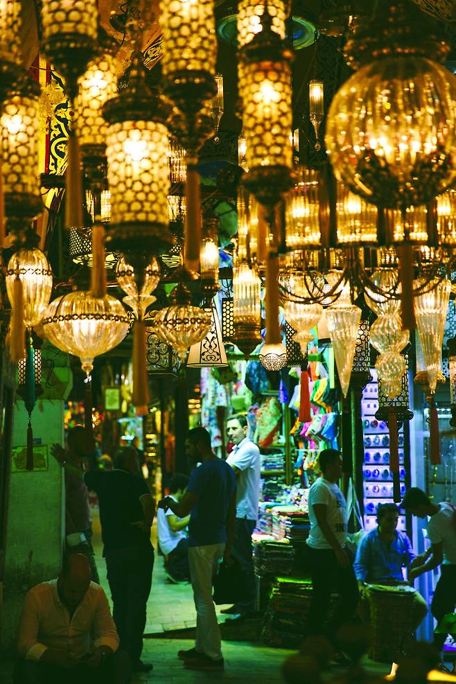 이스탄불의 그랜드 바자르 전통 조명등 상가. 전통 유럽 것과는 조금 다르다.