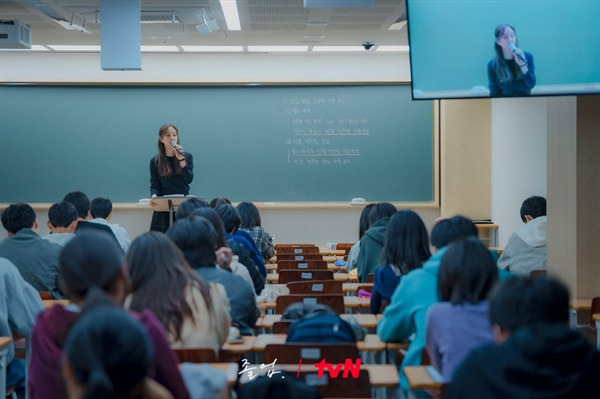 드라마 졸업에 나오는 대치동 더스톤대치 건물이 공매로 나와 주목을 받고 있다. 사진은 졸업 드라마의 한 장면. [드라마 졸업 갈무리]