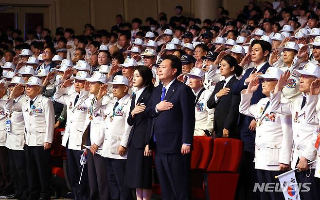 [대구=뉴시스] 최진석 기자 = 윤석열 대통령과 부인 김건희 여사가 25일 대구 북구 엑스코에서 열린 6·25전쟁 74주년 행사에서 국기에 대한 경례를 하고 있다. 2024.06.25. myjs@newsis.com