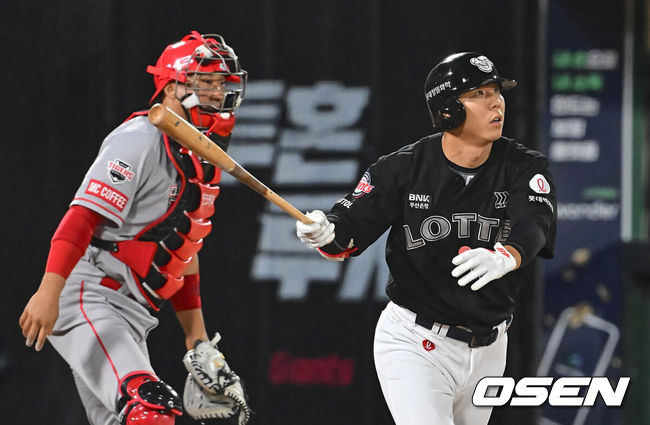 [OSEN=부산, 이석우 기자] 25일 부산 사직야구장에서 2024 신한 SOL 뱅크 KBO 리그 롯데 자이언츠와 KIA 타이거즈의 경기가 열렸다. 홈팀 롯데는 나균안이 선발 출전하고 KIA는 네일이 선발 출전했다.롯데 자이언츠 이정훈이 7회말 1사 2,3루 역전 우익수 희생 플라이를 치고 있다. 2024.06.25 / foto0307@osen.co.kr