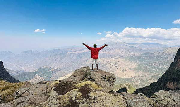 이멧고고 위에서 바라보는 시미엔산은 장엄함의 진정한 의미를 보여 준다.