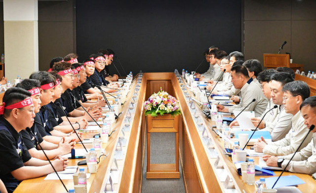 현대자동차 노사가 지난달 23일 울산공장 본관 동행룸에서 올해 임금협상 상견례를 진행하고 있다. 사진제공=현대자동차