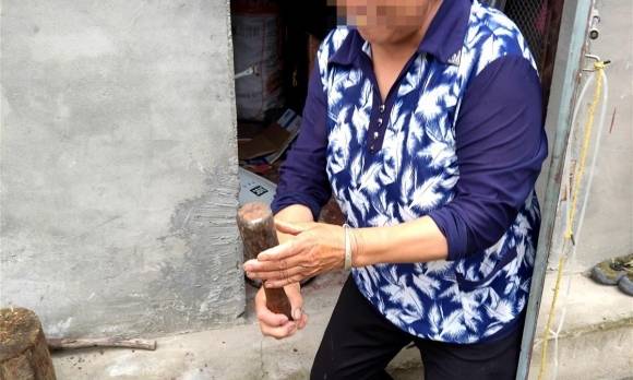 바오캉의 한 시골 마을 할머니가 수류탄을 들고 집에서 나오고 있다.