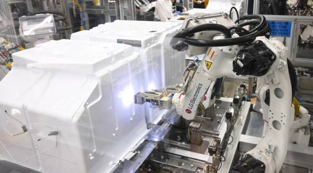 자체 인공지능(AI) 솔루션을 통해 지능형 자율 공장을 구축한 경상남도 창원 LG 스마트파크의 제조 라인. 사진 제공=LG전자