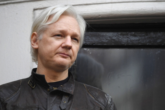 줄리언 어산지 위키리크스 설립자가 도피생활 중인 2017년 5월 영국 런던 에콰도르 대사관에서 연설하고 있다. AFP연합뉴