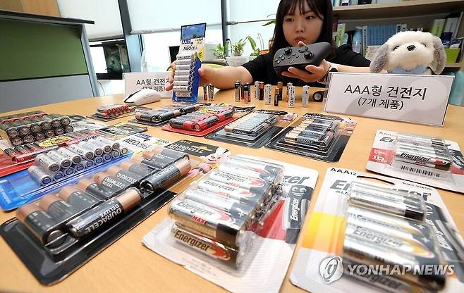 한국소비자원 직원이 시험 제품인 건전지를 살펴보는 모습 ⓒ한국소비자원 제공