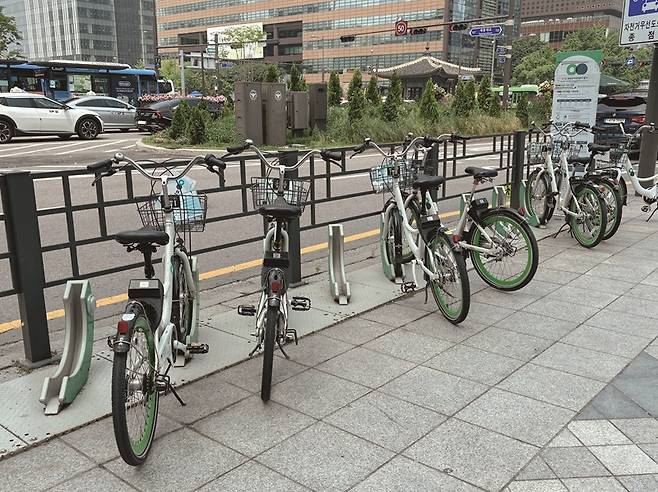 거의 모든 따릉이 대여소엔 캐노피가 없다. [사진=더스쿠프 포토]