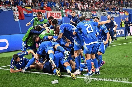 크로아티아가 25일 독일 라이프치히 경기장에서 열린 2024 유럽축구연맹(UEFA) 유럽축구선수권대회(유로 2024) 조별리그 B조 최종전에서 이탈리아와 1-1로 비겨 16강 진출 실패 위기에 몰렸다. 크로아티아 39살 간판 스타 루카 모드리치도 마지막 메이저대회에서 조기 퇴출 위기에 몰렸다. 모드리치는 월드컵에선 준우승, 3위를 한 번씩 차지했으나 유로 대회에선 준준결승 진출 기록도 없다. 연합뉴스