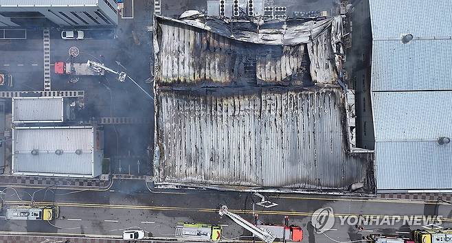 화성 일차전지 제조 공장 화재 진압 현장 (화성=연합뉴스) 홍기원 기자 = 24일 경기도 화성시 서신면 소재 일차전지 제조 업체에서 화재가 발생해 소방관들이 진화작업을 하고 있다. 2024.6.24 xanadu@yna.co.kr