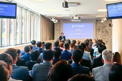 Ren Hongbin, Chairman of the China Council for the Promotion of International Trade Introduced the mutual industrial strengths of China during the China-Switzerland Business Dialogue in Zurich.