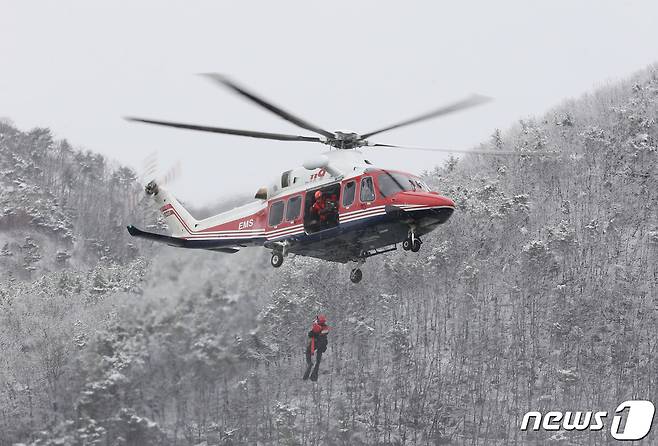 2월 경기 용인시 처인구 이동저수지에서 열린 '2024년 해빙기 수난사고 합동훈련'에서 관계자들이 소방헬기를 이용한 익수자 구조훈련을 하고 있다. ⓒ News1 김영운 기자